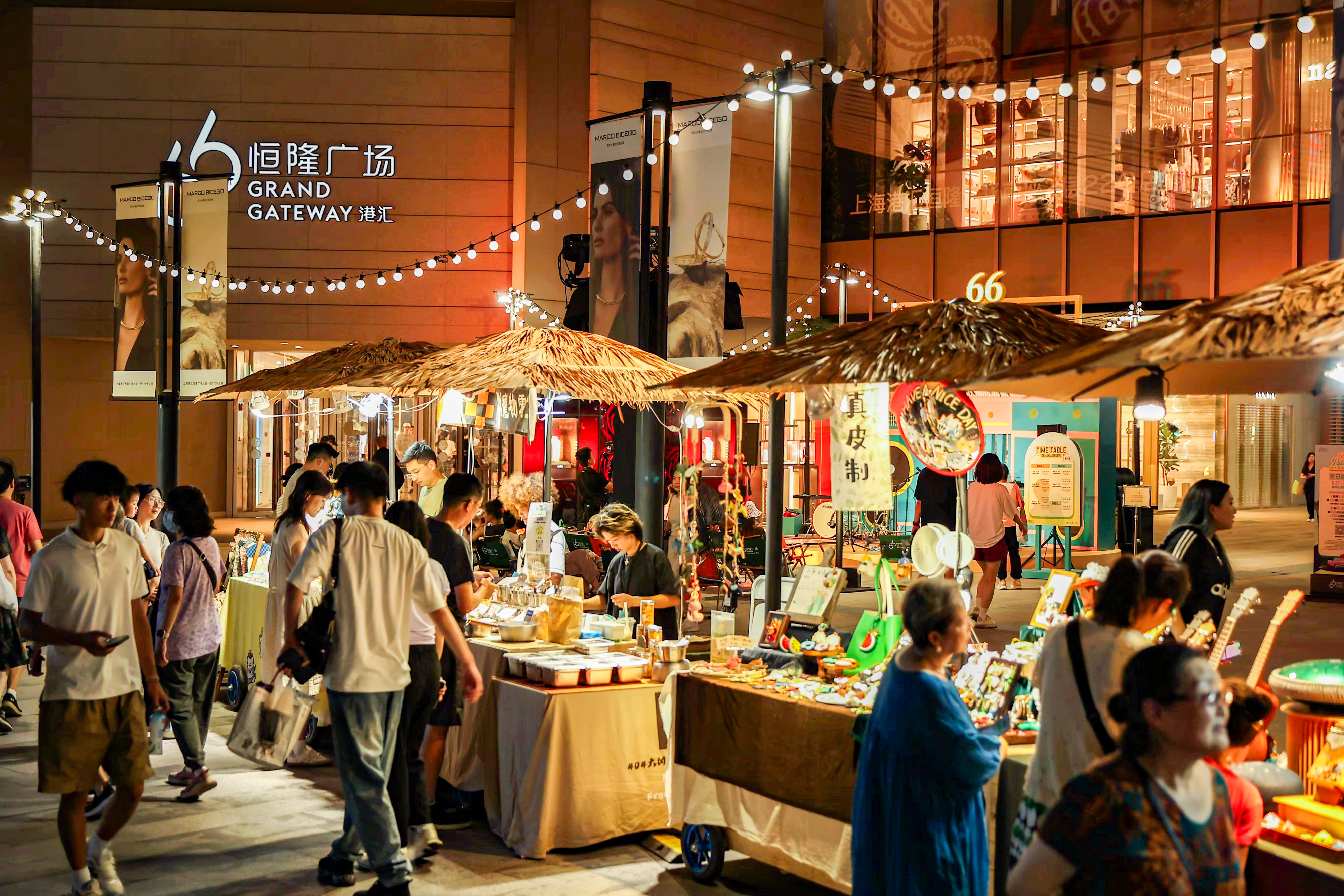 In July, Hang Lung launches its first pilot, “Summer Retro Market” at Grand Gateway 66 in Shanghai as an initiative under Community · Connect. The two-weekend-long market brings together more than 40 emerging brands led by young people, provides them with a rent-free exhibition platform, allows creativity and business to collide, and helps young entrepreneurs explore the market and realize their dreams