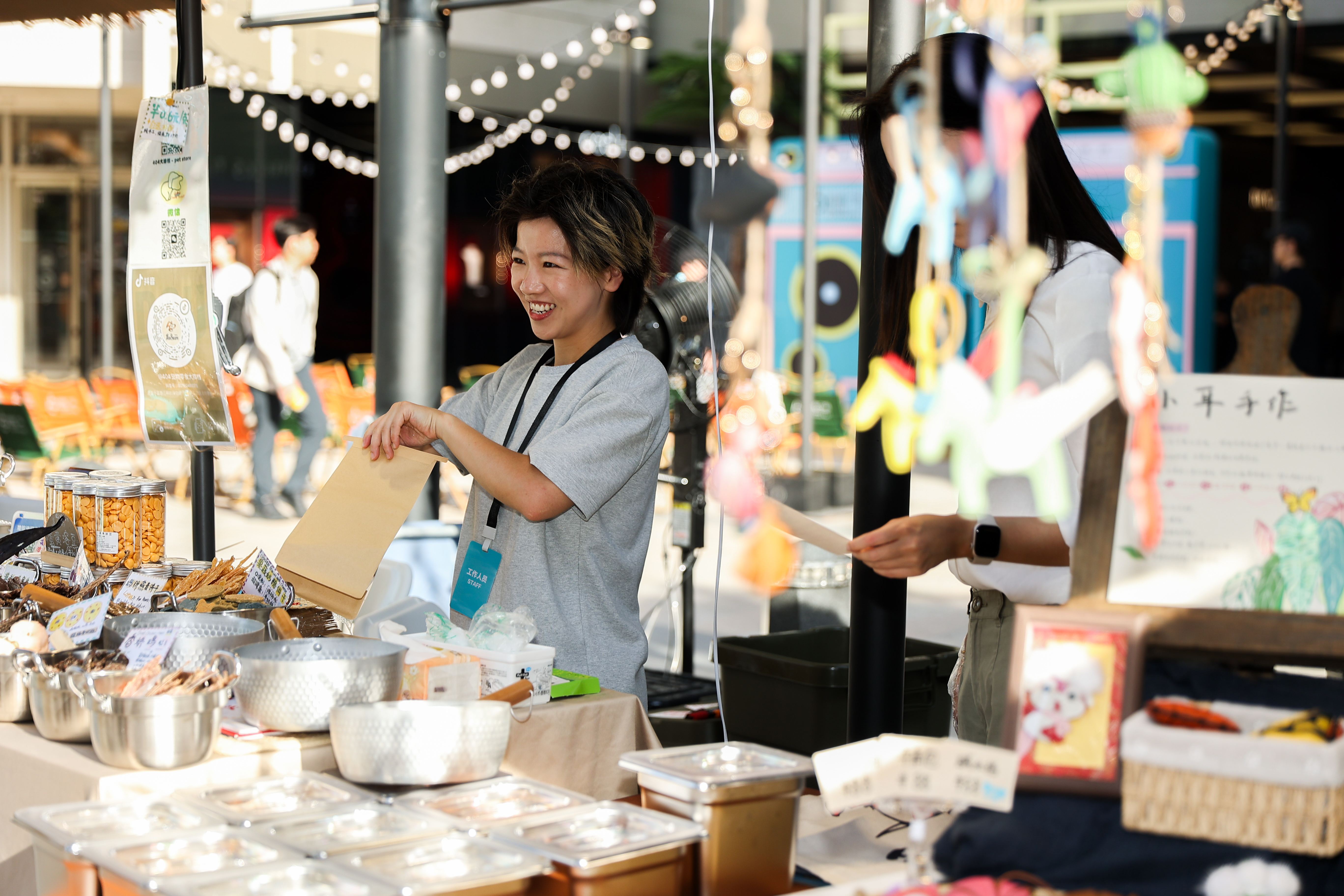 In July, Hang Lung launches its first pilot, “Summer Retro Market” at Grand Gateway 66 in Shanghai as an initiative under Community · Connect. The two-weekend-long market brings together more than 40 emerging brands led by young people, provides them with a rent-free exhibition platform, allows creativity and business to collide, and helps young entrepreneurs explore the market and realize their dreams