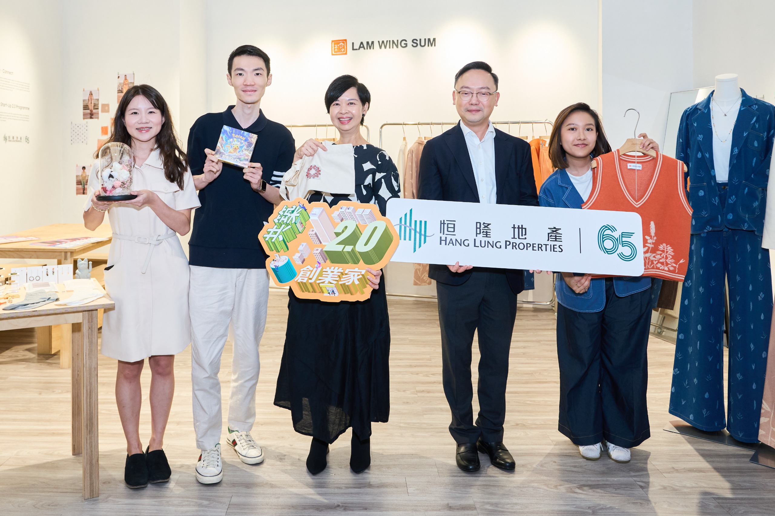 Mr. Kenneth Chiu, Chief Financial Officer of Hang Lung Properties (second from the right) and the Secretary for Housing, Ms. Winnie Ho Wing-yin (third from the right) visits the store at Peak Galleria to learn about the brand concepts and products of the three young entrepreneurs