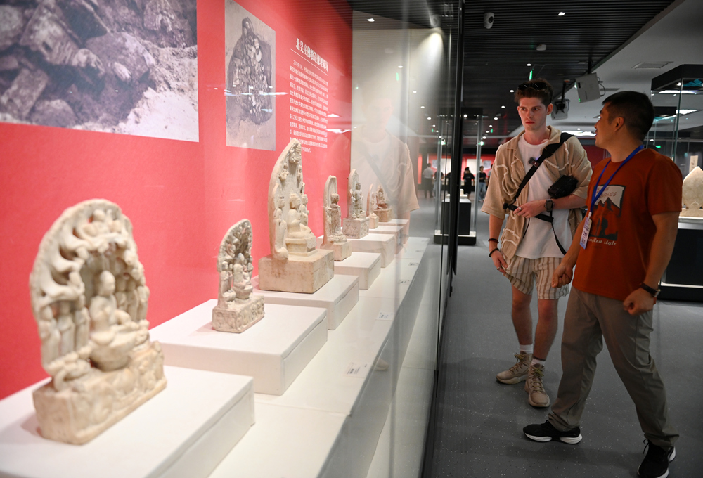 At the Yecheng Museum, foreign visitors explore the exhibits.
