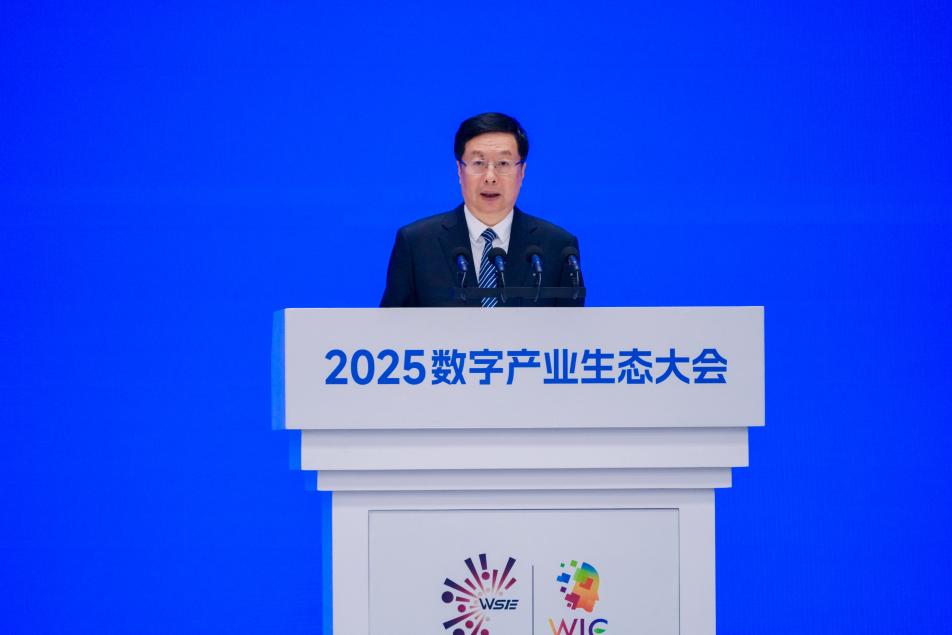 Hu Henghua, Deputy Secretary of the Chongqing Municipal Committee of CPC and Mayor of the Chongqing Municipal Government, attended the 2025 Digital Industry EcologyConference and delivered an opening remarks.