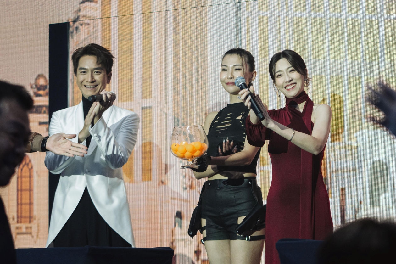 Hong Kong celebrities Kenneth Ma and Elaine Yiu took to the stage at the dinner, offering spectacular performances – contributing to a glittering Galaxy of stars.
