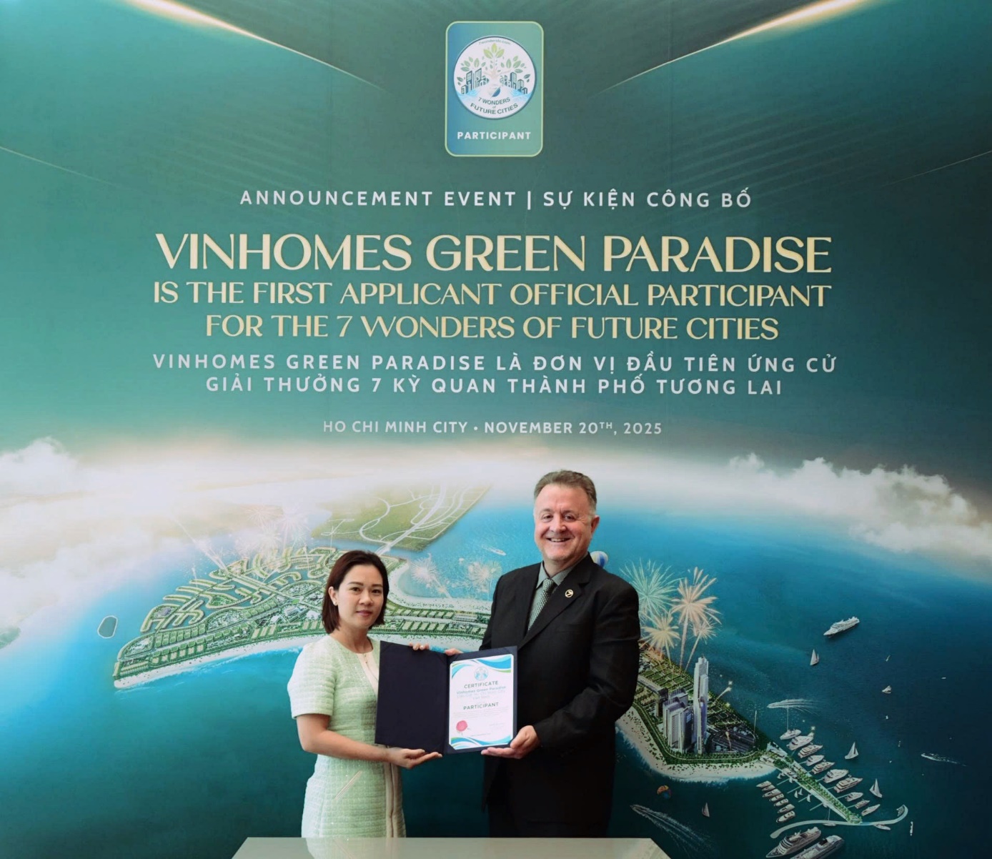 Ms. Nguyen Thu Hang, CEO of Vinhomes, and Mr. Jean-Paul de la Fuente, Director of New7Wonders and Chairman of the “7 Wonders of Future Cities” campaign at the ceremony presenting the Official Participant certificate for the Vinhomes Green Paradise project within the global “7 Wonders of Future Cities” campaign.