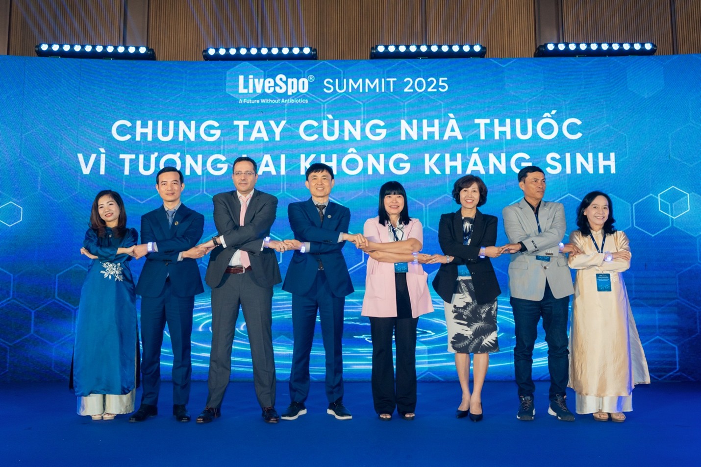 Representatives from pharmacy partners, medical experts, and LiveSpo formalize a commitment toward a future without antibiotics (Source: LiveSpo)