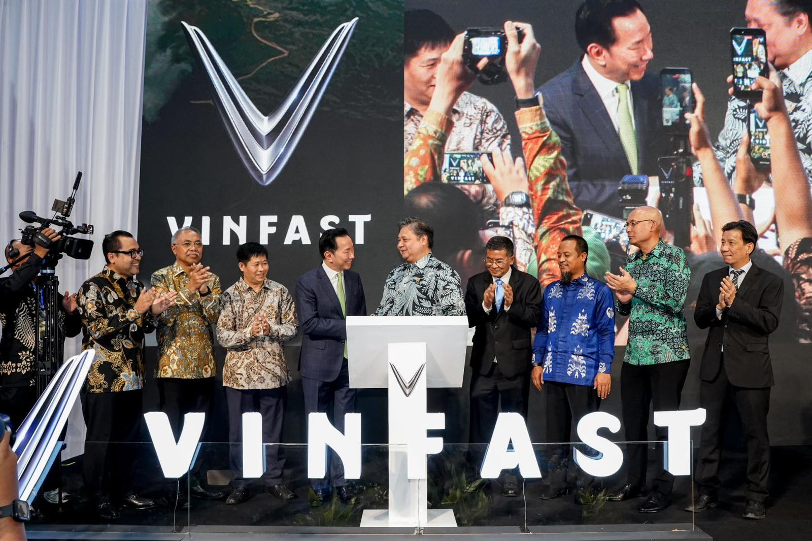Dr. (H.C.) Ir. Airlangga Hartarto, M.B.A., M.M.T., Coordinating Minister for Economic Affairs of Indonesia (fifth from the right); Mr. Pham Sanh Chau, CEO of VinFast Asia; and Mr. H. Erwan Setiawan, S.E., Vice Governor of West Java Province (fourth from the right), together with representatives of the Indonesian Government and VinFast, at the inauguration ceremony.