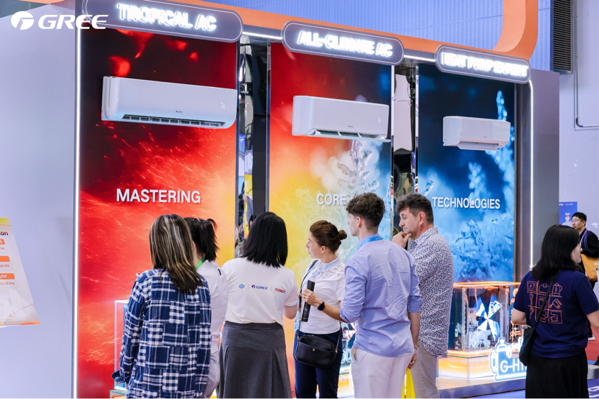 Overseas buyers visit the booth of Gree